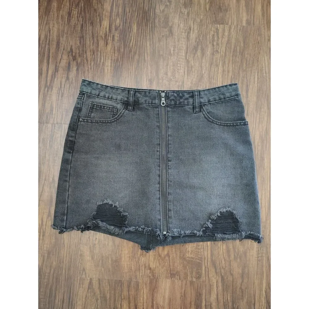Refuge Black Distressed Denim Mini Skirt Zip Front Raw Hem Women’s Medium